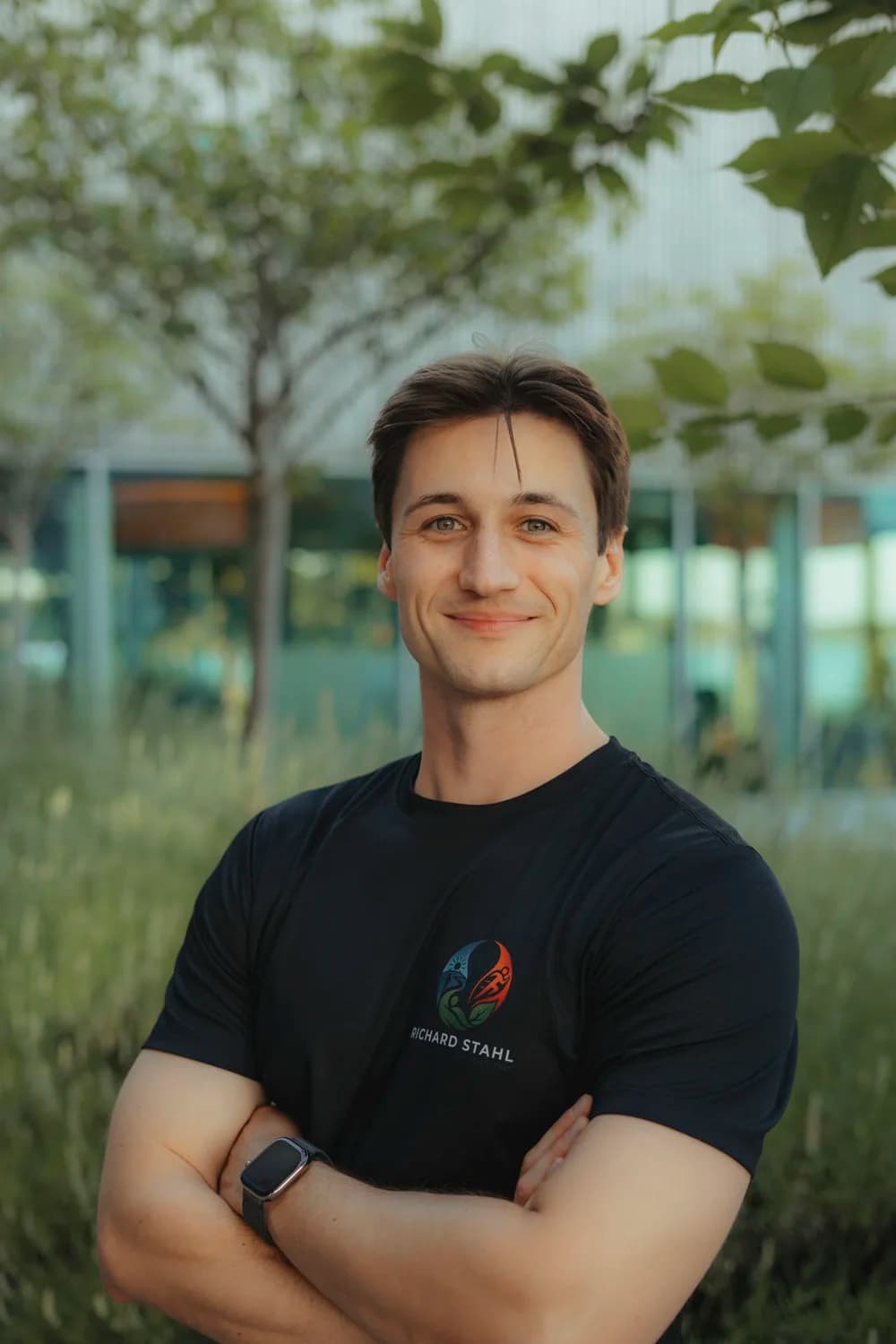 Richard Stahl, Personal Trainer aus Neuruppin und Linum, mit verschränkten Armen im Grünen