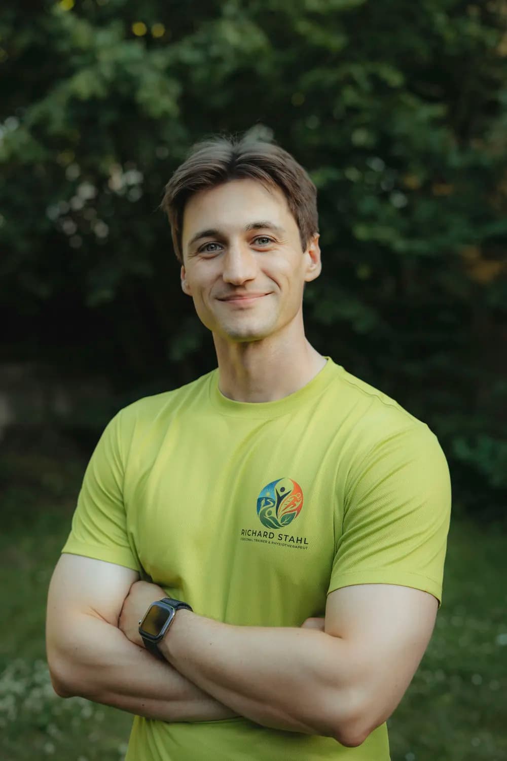 Richard Stahl, Physiotherapeut, mit verschränkten Armen im Garten